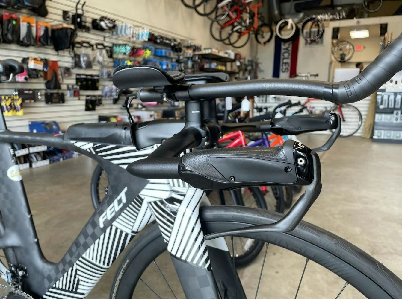 Felt IA Advanced Shimano Ultegra - Textreme/White Geo 2020 9 Felt IA Advanced Shimano Ultegra - Textreme/White Geo 2020 - Image 7