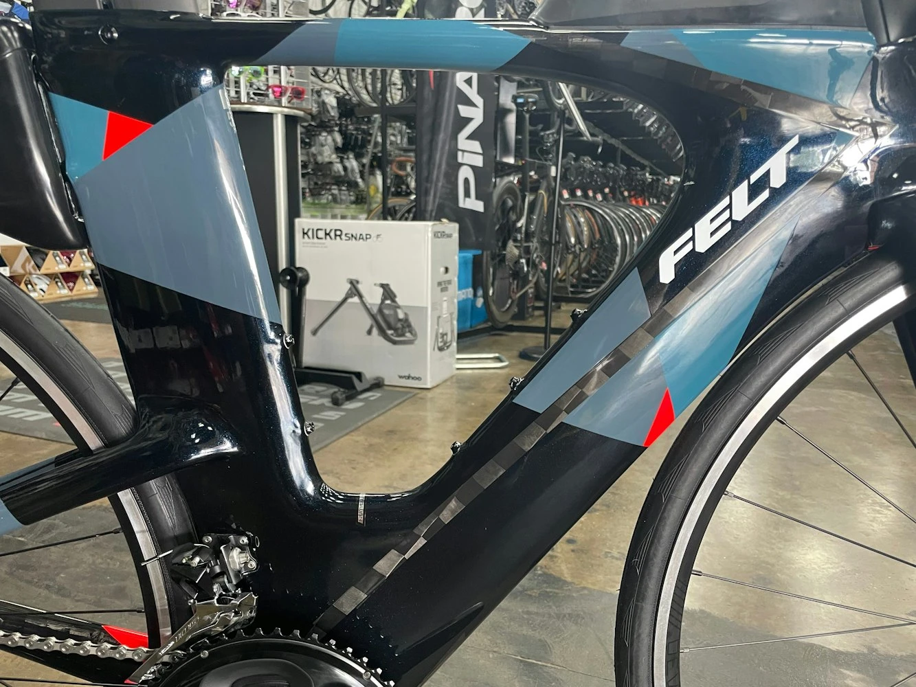 Felt IA Advanced Rim Brake Shimano 105 - Midnight Geo 2022 5 Felt IA Advanced Rim Brake Shimano 105 - Midnight Geo 2022 - Image 3